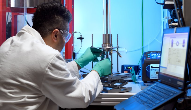Wetenschapper met witte jas in het lab