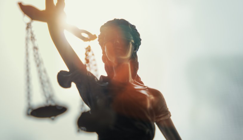 Beeld van vrouwe Justitia met blinddoek en een weegschaal