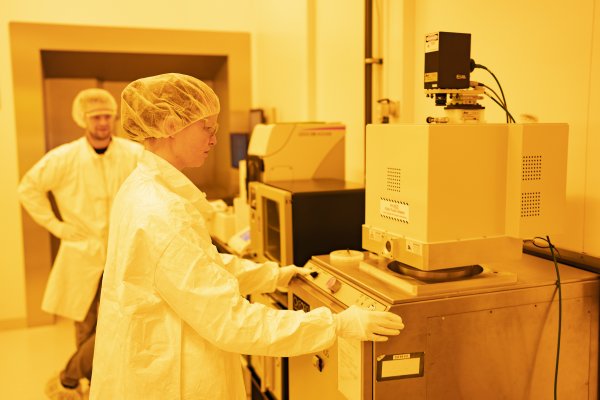 AMOLF NanoLab onderzoekers. Fotografie door Ivar Pel