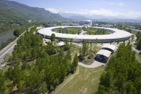 Wit donutvormig gebouw in het landschap van Grenoble in Frankrijk