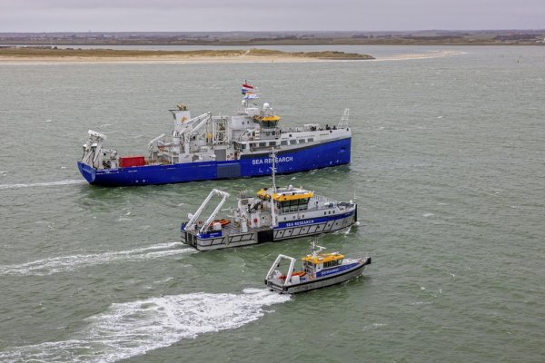 De drie schepen van de nationale onderzoeksvloot van NIOZ varen naast elkaar in de Waddenzee