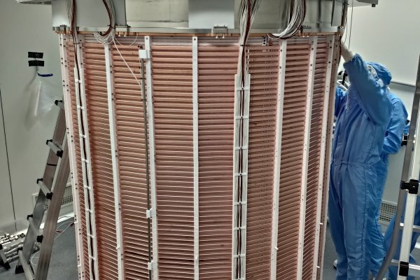 Installatie van de TPC, het onderdeel in het midden van de detector dat het actieve xenonvolume van het experiment omvat. Credits: XENON collaboration