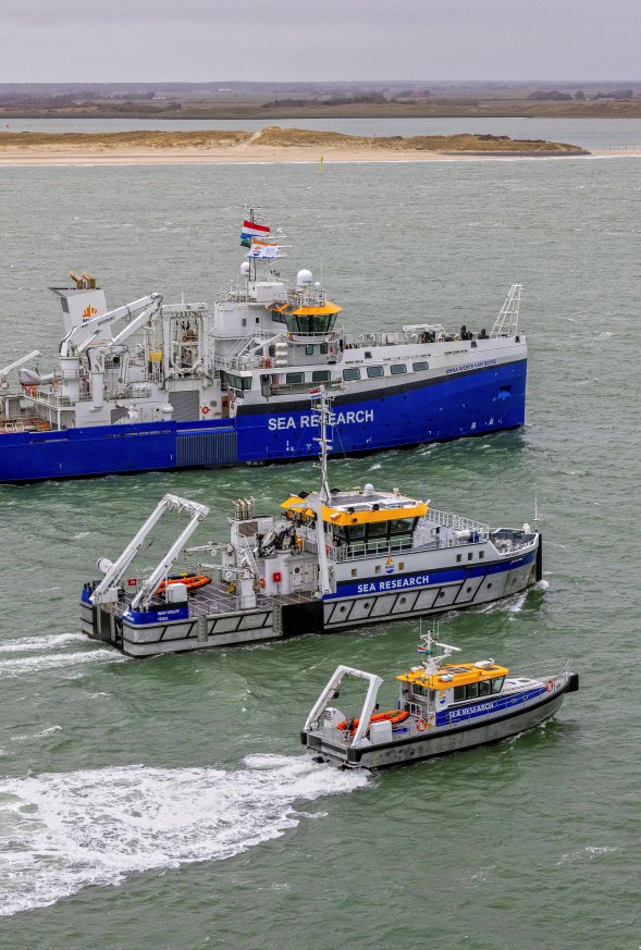 De drie schepen van NIOZ varen in formatie naast elkaar