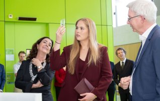 Princess Amalia visits the AMOLF research institute. The photo shows her with Mayor Femke Halsema and research director Albert Polman in the SolarNL lab at AMOLF.