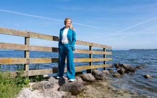 Maaike Romijn is standing on a row of stones jutting out into the water