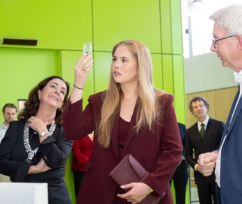 Princess Amalia visits the AMOLF research institute. The photo shows her with Mayor Femke Halsema and research director Albert Polman in the SolarNL lab at AMOLF.