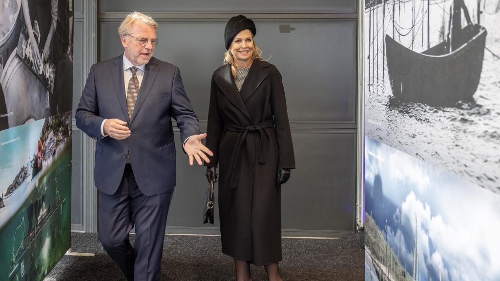 Koningin Máxima en Han Dolman, gefotografeerd op de dag van de doop van onderzoeksschip Anna Weber-van Bosse