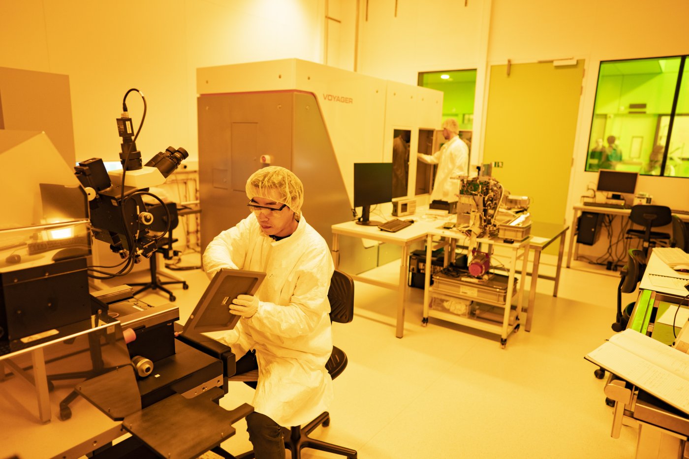 Mensen in witte jassen in een laboratorium