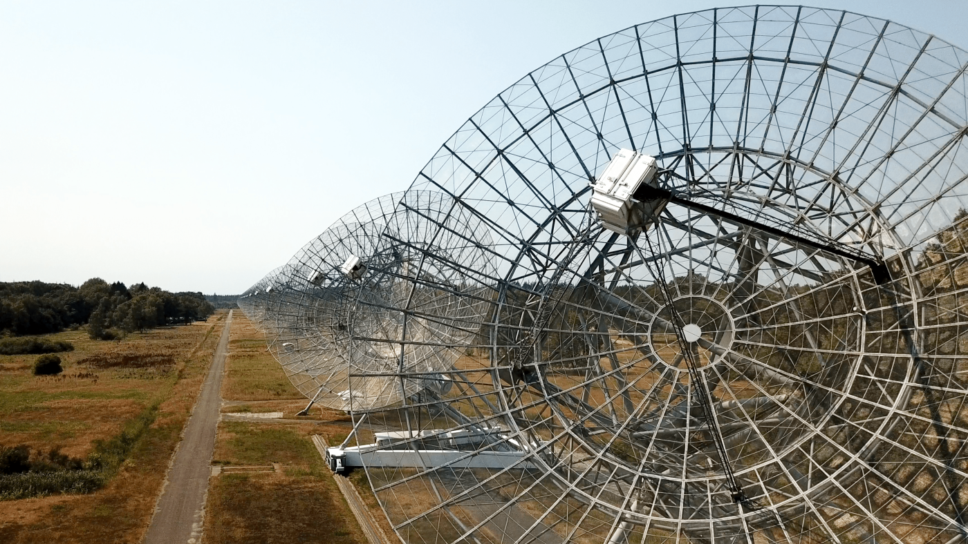 Radiotelescoop van dichtbij gefotografeerd