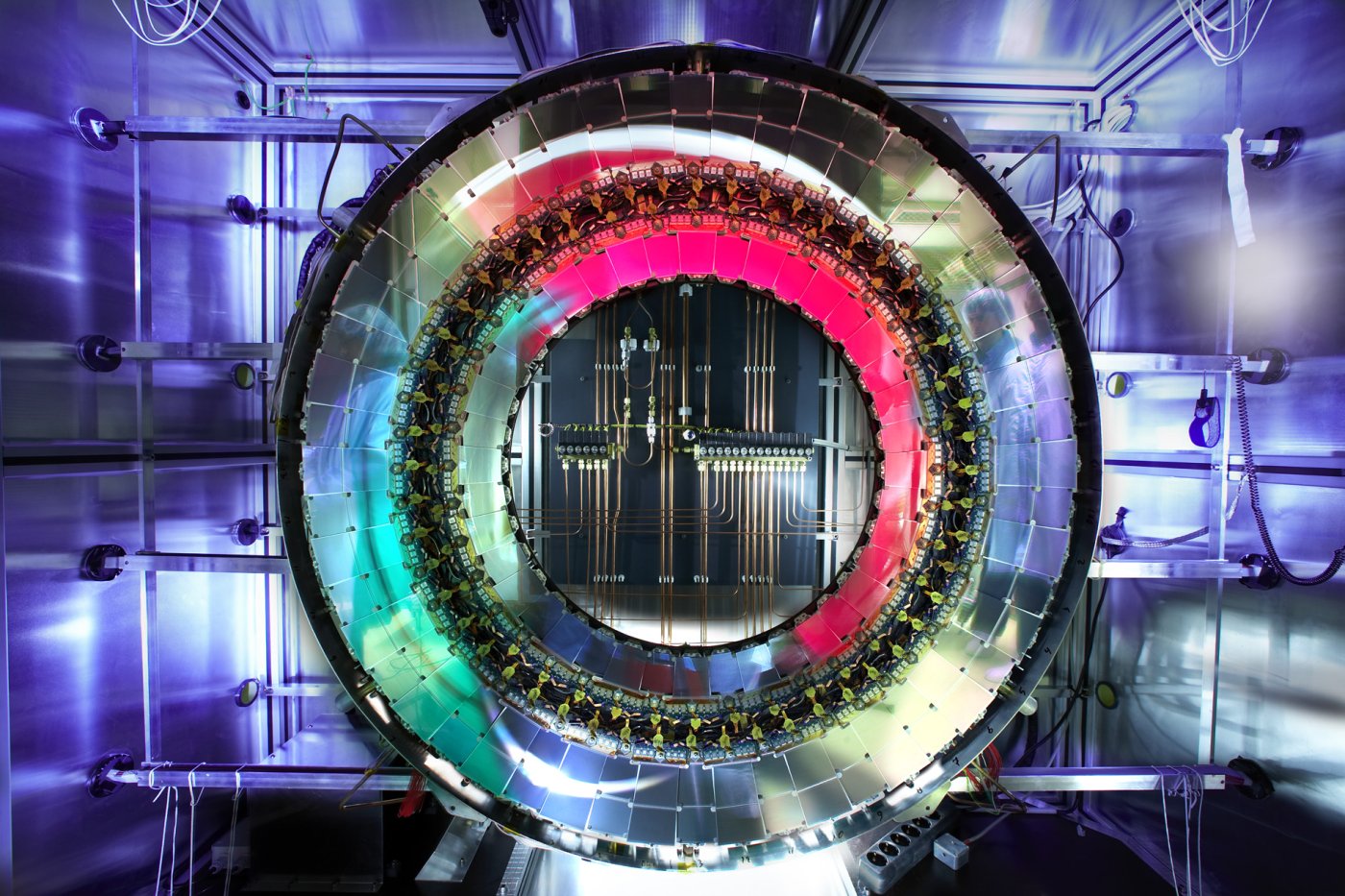 ATLAS-project bij CERN: donkere cirkel met groen en rood erin