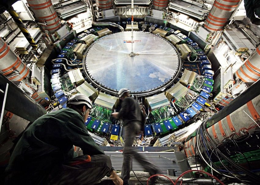 Een onderzoeker loopt voor een detector op Cern langs