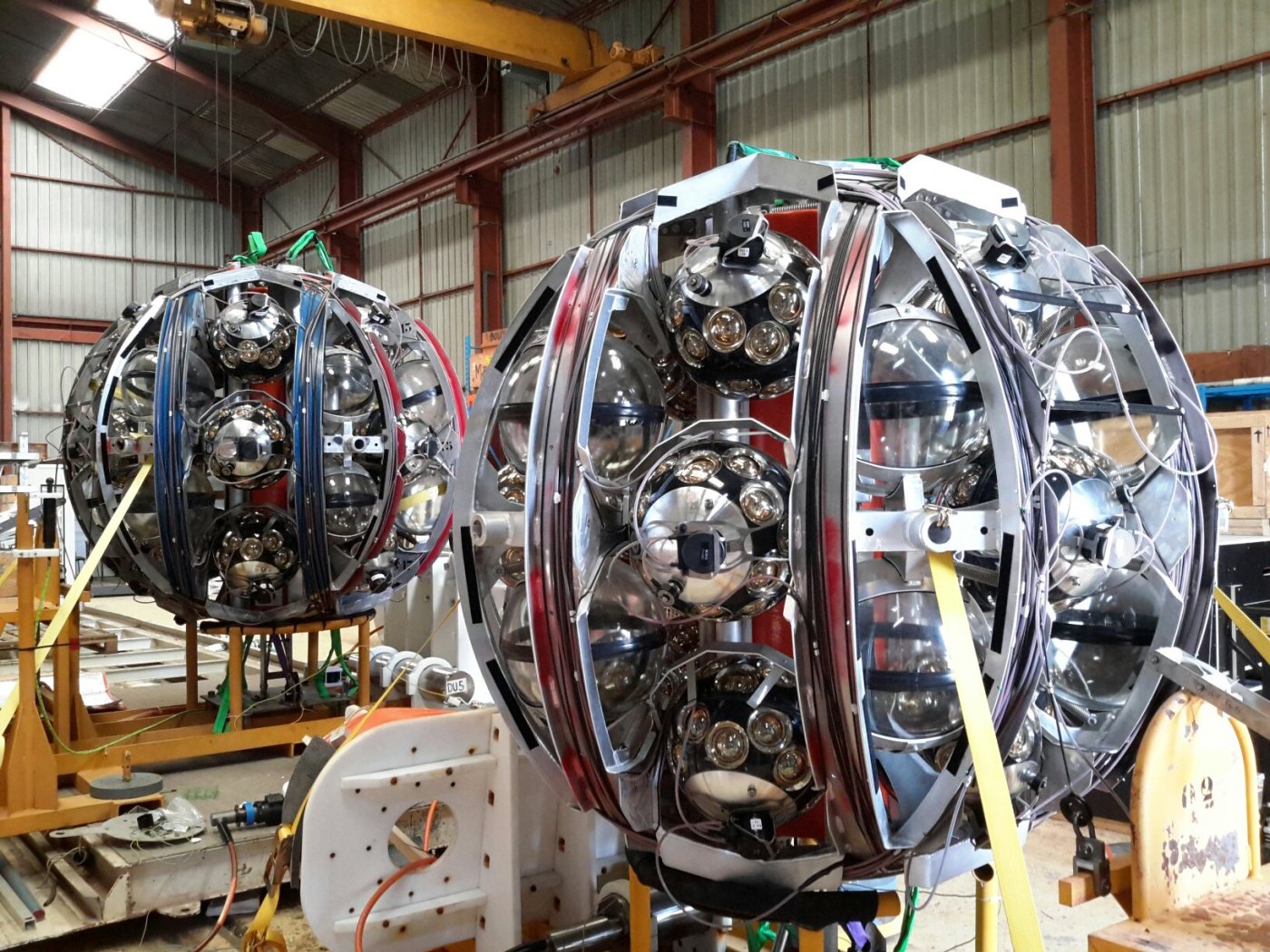 Een detectorbol van het KM3NeT meetinstrument