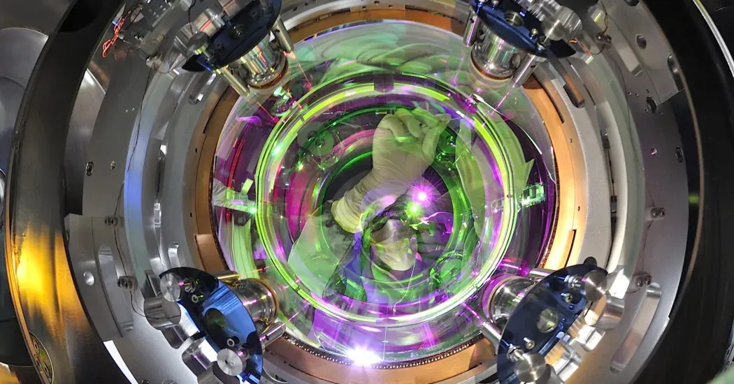 Een onderzoeker werkt aan een spiegel van de Virgo zwaartekrachtgolvendetector