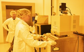 AMOLF NanoLab onderzoekers. Fotografie door Ivar Pel