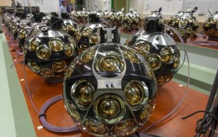 Een detectorbol van het KM3NeT meetinstrument