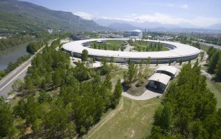Wit donutvormig gebouw in het landschap van Grenoble in Frankrijk