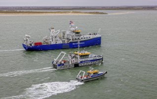 The three vessels of the national research fleet from NIOZ are sailing side by side in the Wadden Sea