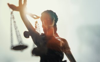beeld van vrouwe Justitia met blinddoek en een weegschaal