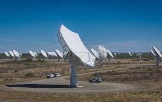 Overzichtsfoto van radiotelescopen opgesteld in Zuid-Afrika