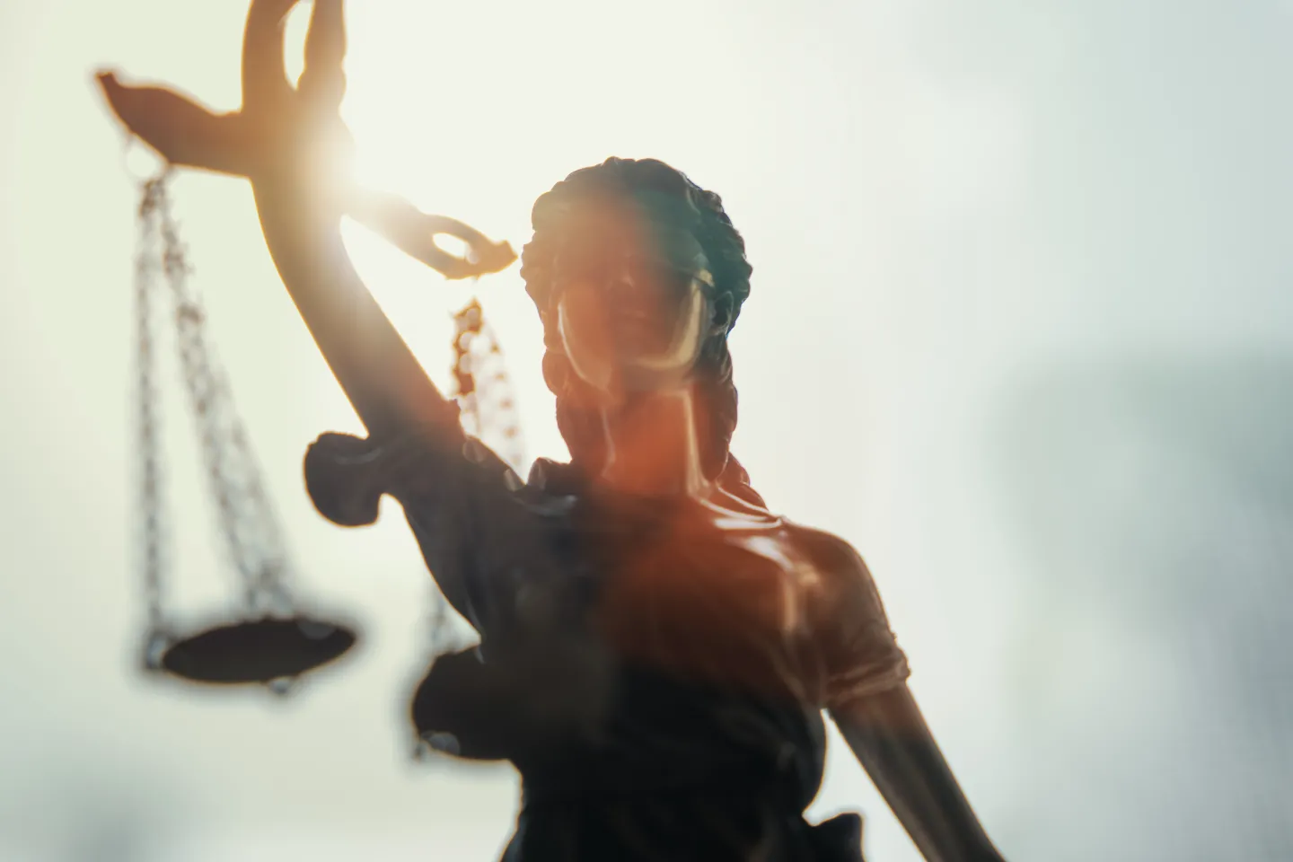 beeld van vrouwe Justitia met blinddoek en een weegschaal